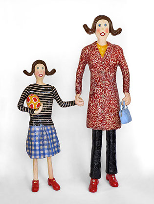 On peux voir deux sculptures contemporaines et modernes, dans cette galerie